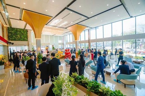 Khách hàng tìm hiểu các dự án căn hộ cao cấp tại Đà Nẵng.