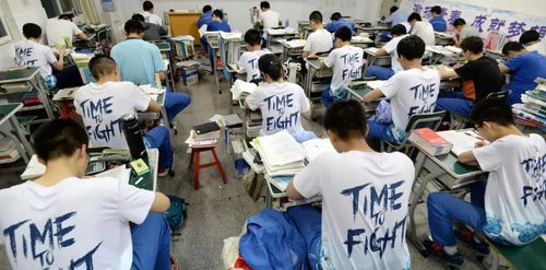 Học sinh Trung Quốc đang ôn tập cho kỳ thi gaokao, với khẩu hiệu "Đã đến lúc chiến đấu" ở trên áo. Ảnh: Reuters