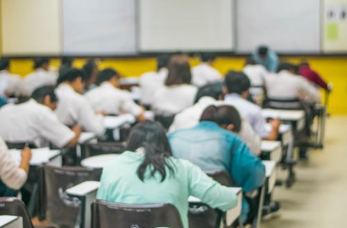 Việc đặt quá nhiều áp lực lên một kỳ thi duy nhất có thể làm gia tăng căng thẳng và giảm động lực học tập của học sinh. Ảnh: Shutterstock
