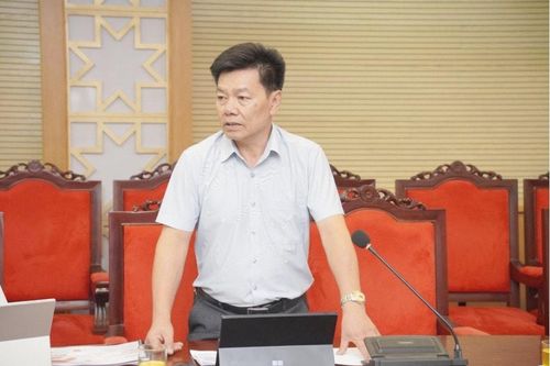 Lãnh đạo Sở Y tế tham gia ý kiến tại cuộc họp.