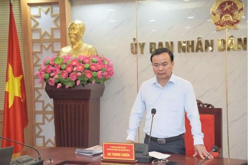 Phó Chủ tịch Thường trực UBND tỉnh Sơn La Hà Trung Chiến phát biểu tại cuộc họp.
