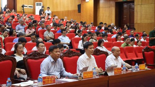 Chủ tịch HĐND tỉnh Bùi Đức Hinh và Phó Chủ tịch UBND tỉnh Đinh Công Sứ dự diễn đàn
