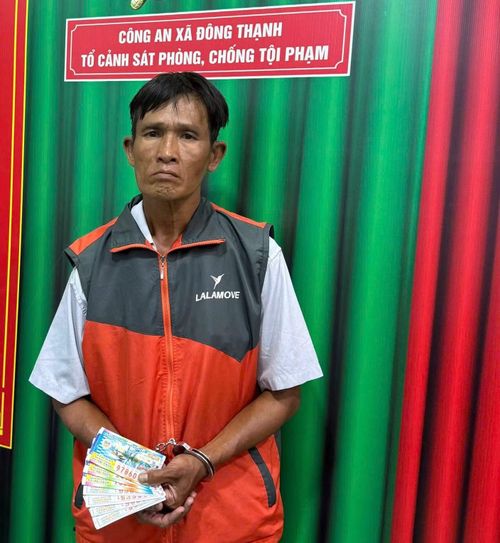 Nguyễn Huỳnh Thanh Luân cùng tang vật.