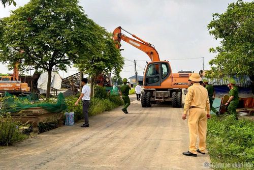 Cảnh sát đường thủy Hà Nội phối hợp chính quyền địa phương xử lý các bến bãi không phép.