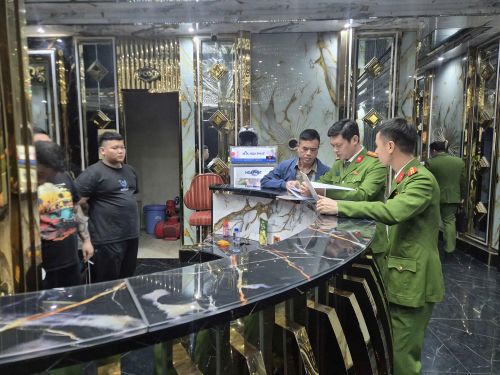 Phòng Cảnh sát QLHC về TTXH Công an TP Hà Nội kiểm tra các cơ sở kinh doanh có điều kiện.