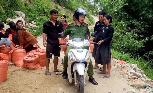 Công an xã hỗ trợ ngày công xây dựng nhà ở cho người dân.