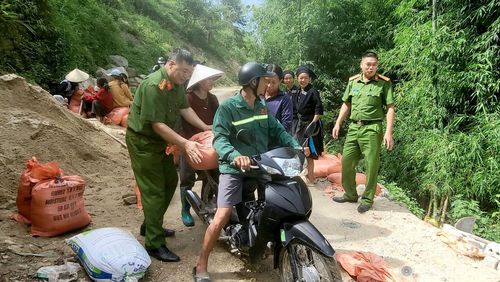 Cán bộ Công an xã Bản Máy cùng người dân hỗ trợ gia đình anh Long Chính Xuân.