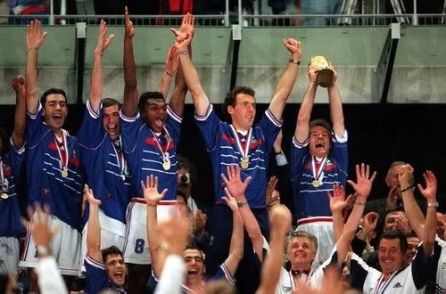 Thủ quân ĐT Pháp Didier Deschamps cùng đồng đội nâng cúp vô địch tại World Cup 1998. Ảnh: Reuters.