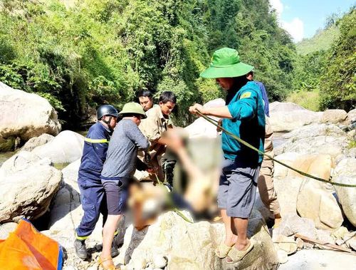 Lực lượng chức năng đưa nạn nhân tử vong lên khỏi suối sâu. Ảnh: CTV