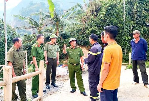 Đại tá Nguyễn Xuân Tuấn - Phó Giám đốc Công an tỉnh Lào Cai (người giơ tay) đã trực tiếp chỉ đạo, yêu cầu tập trung cao độ lực lượng, phương tiện tìm kiếm nạn nhân bị đuối nước. Ảnh: CTV