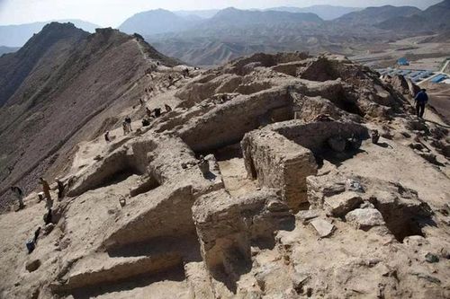 Cổ thành Mes Aynak (Afghanistan). Quần thể tu viện Phật giáo cổ đại cách Kabul 40 km về phía đông. Nơi đây có trữ lượng đồng khổng lồ, đang được khai quật cứu hộ trước khi khai thác mỏ. Ảnh: Jerome Starkey (CC BY-SA 2.0).