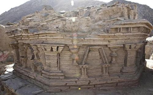 Tháp Bà-sa (stupa) chứa thánh tích tại tu viện Kafiriat thuộc di chỉ Mes Aynak. Tấm bia đá mới được tìm thấy ngay cạnh công trình này. Ảnh: US Embassy, Kabul Afghanistan (CC BY-ND 2.0).