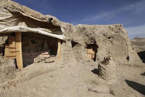 Khu sân trung tâm thuộc phế tích tu viện Kafiriat tại Mes Aynak đang được khảo cổ. Ảnh: Đại sứ quán Mỹ tại Kabul (CC BY-ND 2.0).