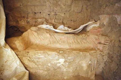 Tượng Phật nhập Niết-bàn tại tu viện Tepe Kafiriat (Afghanistan), nổi bật với hai bàn chân còn nguyên vẹn, minh chứng cho nghệ thuật điêu khắc cổ đại đặc sắc. Ảnh: Đại sứ quán Mỹ tại Kabul.