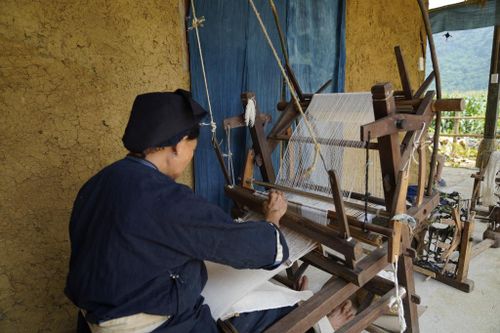 Những khung dệt cũ bền bỉ lưu giữ mạch nguồn nghề truyền thống qua bao thế hệ