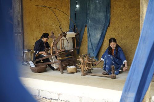 Nghề dệt thổ cẩm, nhuộm chàm và thêu thùa truyền thống được gìn giữ, trao truyền từ thế hệ này sang thế hệ khác.