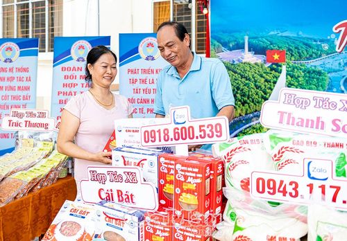 Ông Nguyễn Văn Vũ tham quan trưng bày các sản phẩm OCOP.