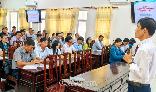 Tiến sĩ Phạm Quốc Sử, Phó Giám đốc Sở Tư pháp, triển khai các nội dung tập huấn rà soát VBQPPL cho cán bộ, công chức làm nhiệm vụ rà soát hệ thống VBQPPL.