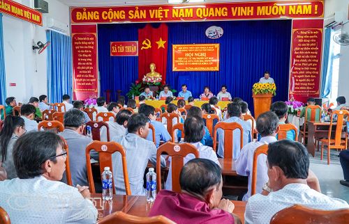 Đông đảo cử tri xã Tân Thuận tham dự buổi tiếp xúc với Tổ đại biểu số 11 HĐND tỉnh.