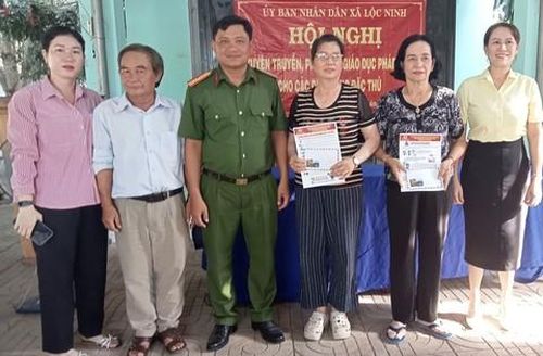 Công an xã Lộc Ninh tuyên truyền tội phạm, phát tờ rơi cho người dân