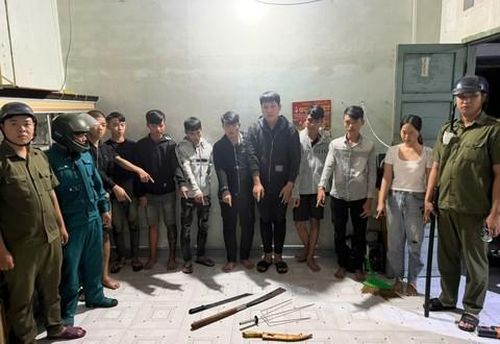 Nhóm thanh, thiếu niên cùng tang vật
