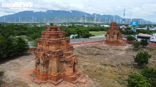 Tháp Trung tâm hiện chỉ còn nền móng sau nhiều biến cố lịch sử, song vẫn giữ vai trò quan trọng trong việc nghiên cứu tổng thể kiến trúc của quần thể.