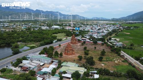 Tháp Hòa Lai là khu di tích được xây dựng trên mặt bằng hình chữ nhật kéo dài theo hướng đông - tây, với chiều dài khoảng 200m và rộng 125m. Ngoài 3 ngôi tháp chính, nơi đây còn lưu giữ dấu tích của nhiều công trình phụ như tường bao, tháp cổng, nhà dài và các kiến trúc phục vụ sinh hoạt, tín ngưỡng của người Chăm xưa.