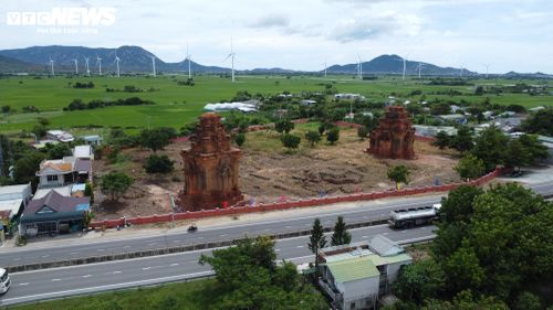 Tháp Hòa Lai gồm cụm tháp xây từ thế kỷ 8 trên khu đất gần 5.000 m2 cạnh quốc lộ 1, thuộc xã Thuận Bắc (Ninh Thuận cũ), được Thủ tướng Chính phủ xếp hạng Di tích quốc gia đặc biệt năm 2016. Đây được xem là một trong những công trình kiến trúc cổ và đẹp nhất của Chăm Pa, lưu giữ nhiều giá trị đặc sắc về văn hóa, kiến trúc vương quốc Chăm Pa xưa.