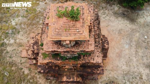 Toàn bộ thân tháp là một khối lập phương khỏe nhô lên từ một phần bệ vuông và đỡ cả một hệ thống các tầng nhỏ hơn.