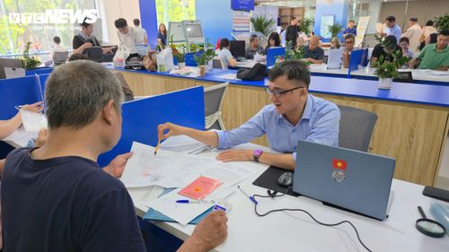 Nhân viên tư vấn, hỗ trợ người dân giải quyết các thủ tục hành chính.