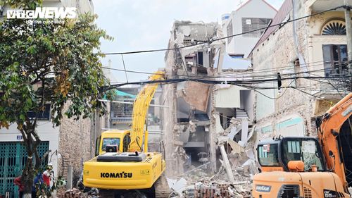 Đến sáng 4/6, cơ quan chức năng huy động máy móc cùng công nhân khẩn trương phá dỡ 2 ngôi nhà bị sụt lún, hư hỏng nghiêm trọng sau sự cố.