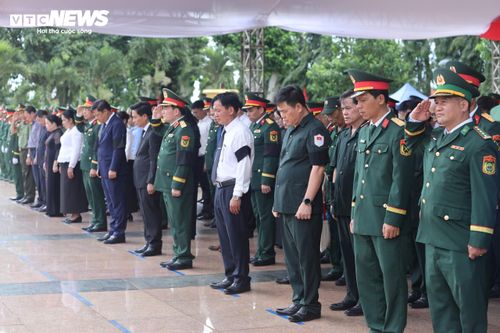 Đoàn đại biểu tỉnh Mondulkirri (Vương quốc Campuchia) và lãnh đạo tỉnh Đắk Lắk làm lễ truy điệu, bày tỏ lòng biết ơn sâu sắc đối với sự hy sinh của các anh hùng liệt sĩ.