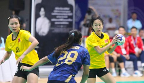 Hà Thị Hạnh (cầm bóng) thi đấu ở trận chung kết SEA Games 33. Ảnh: Ngọc Tú