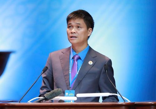 Phó Chủ tịch Tổng Liên đoàn Lao động Việt Nam Ngọ Duy Hiểu thay mặt Đoàn Chủ tịch Đại hội trình bày báo cáo tổng hợp kiến nghị của đoàn viên, người lao động và tổ chức Công đoàn với Đảng, Nhà nước. Ảnh: Hải Nguyễn