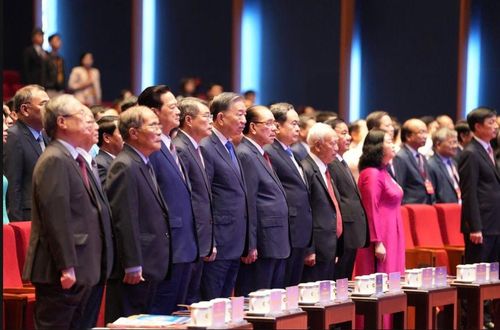 Các đồng chí lãnh đạo, nguyên lãnh đạo Đảng, Nhà nước và toàn thể Đại hội thực hiện nghi thức chào cờ. Ảnh: Hữu Chánh