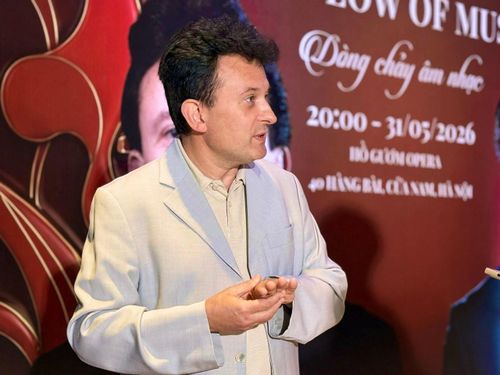 Nghệ sĩ danh tiếng Rafael Luszczewski luôn chú trọng sự kết nối âm nhạc với khán giả. Ảnh: Kiều Thoan Thu