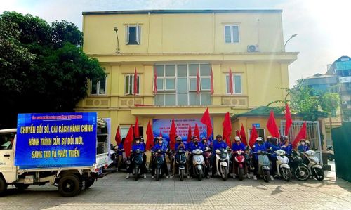Đoàn xe tuyên truyền lưu động trên các tuyến phố của phường Tương Mai về chuyển đổi số