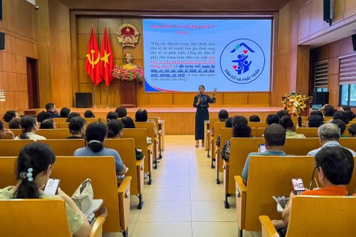 Thạc sĩ Đặng Thị Hải, giảng viên Cục Dân số (Bộ Y tế) truyền đạt những nội dung trọng tâm và hướng dẫn thi hành Luật Dân số. Ảnh: DK