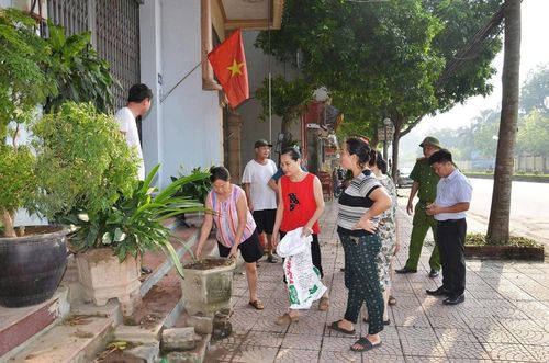Các tổ công tác tuyên truyền, vận động người dân tự giác di chuyển vật dụng lấn chiếm lòng đường, vỉa hè trước thời hạn quy định. Ảnh: TH