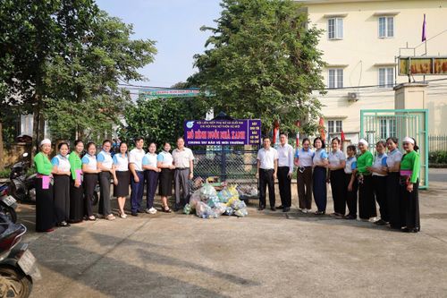 Các đại biểu tham dự lễ phát động bảo vệ môi trường tại xã Suối Hai. Ảnh: Khuất Duyên