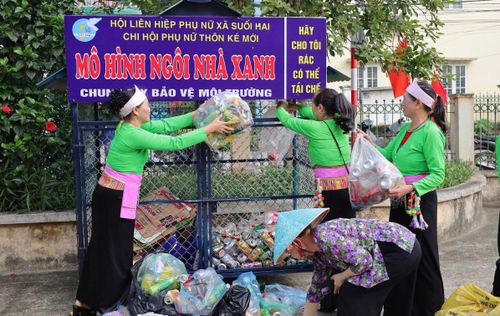 Hội Liên hiệp Phụ nữ xã Suối Hai ra mắt mô hình “Ngôi nhà xanh”. Ảnh: Khuất Duyên