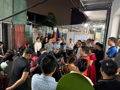 Phó Chủ tịch UBND phường Từ Liêm Lê Việt Bắc Anh tuyên truyền đối thoại với người dân tại khu vực dân cư. Ảnh: PV