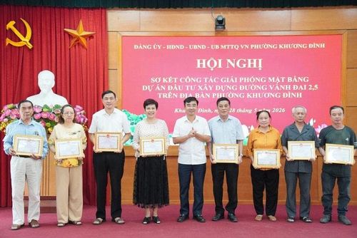 Lãnh đạo phường Khương Đình khen thưởng cho các cá nhân có nhiều đóng góp trong công tác giải phóng mặt bằng. Ảnh: PV