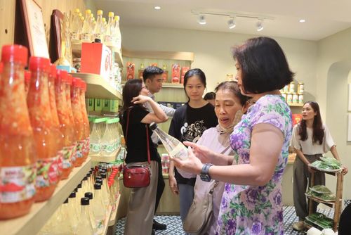 Nhiều sản phẩm từ vải, táo, mơ... Bắc Ninh được giới thiệu tại gian hàng. Ảnh: B.T