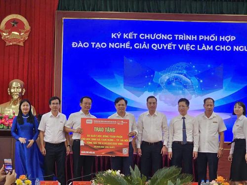 Trường Cao đẳng Công nghệ cao Hà Nội trao 50 suất học bổng toàn phần trị giá hơn 4 tỷ đồng cho xã Tam Hưng. Ảnh: Đèo Nhung