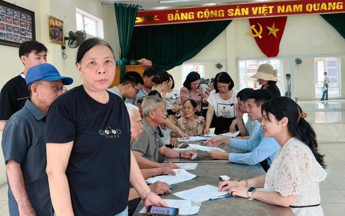 Chuyên viên Điểm hỗ trợ Dịch vụ công số Hồng vân hỗ trợ tại xóm Quang Trung, xã Hồng Vân. Ảnh: PV