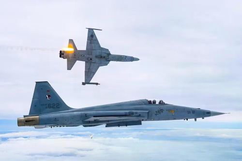 "Chúng tôi đang nhanh chóng tiến hành loại biên những chiếc KF-5, sớm 3 năm so với kế hoạch", Tham mưu trưởng Không quân Hàn Quốc - Tướng Son Seok-rak cho biết trong một cuộc họp báo tại Căn cứ Seongnam.
