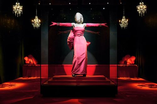 Điểm nhấn nổi bật nhất triển lãm là chiếc váy hồng Marilyn mặc trong bộ phim Gentlemen Prefer Blondes (1953), một hiện vật hiếm khi được đưa ra trưng bày. Bên cạnh đó, nhiều món đồ chưa từng xuất hiện trước công chúng như trang phục trong Love Happy (1949), thư từ và ảnh cá nhân, cũng xuất hiện trong triển lãm lần này.