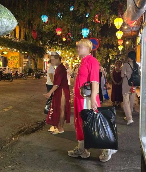 Khách nước ngoài diện áo dài phản cảm tại phố cổ tối 3/6.