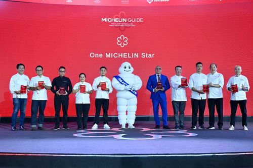  Các nhà hàng được trao một sao và giữ vững danh hiệu một sao Michelin trong buổi lễ tối 4/6 tại Hà Nội. Ảnh: Đan Châu. 